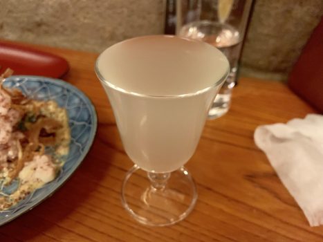 グラスの日本酒
