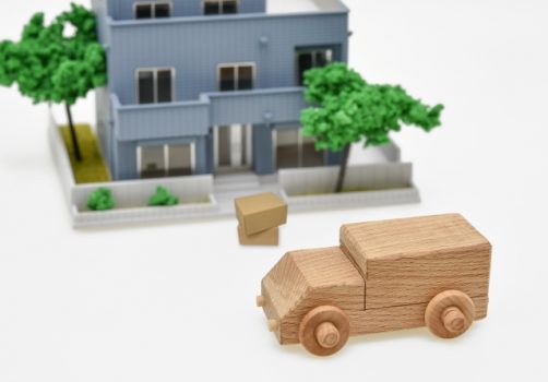 トラック、ビル、荷物の模型