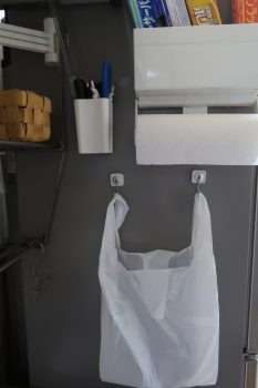 冷蔵庫にくっつけたレジ袋入りバッグ